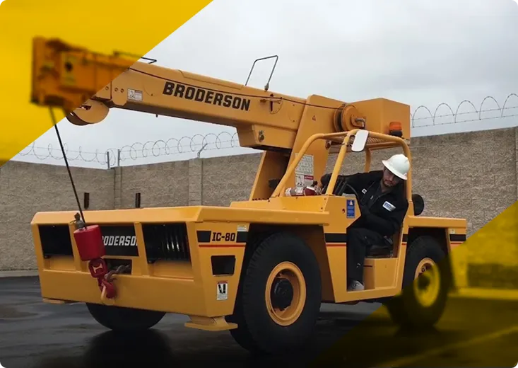 Grúa industrial compacta Broderson IC-80, resistente y versátil, ideal para trabajos pesados en espacios reducidos y aplicaciones de mantenimiento – Máquinas y Montajes S.A.S