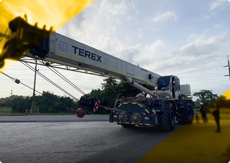 Grúa Rough-Terrain (RT) con gancho principal y auxiliar, ideal para izajes en terrenos irregulares y alturas elevadas – Máquinas y Montajes S.A.S