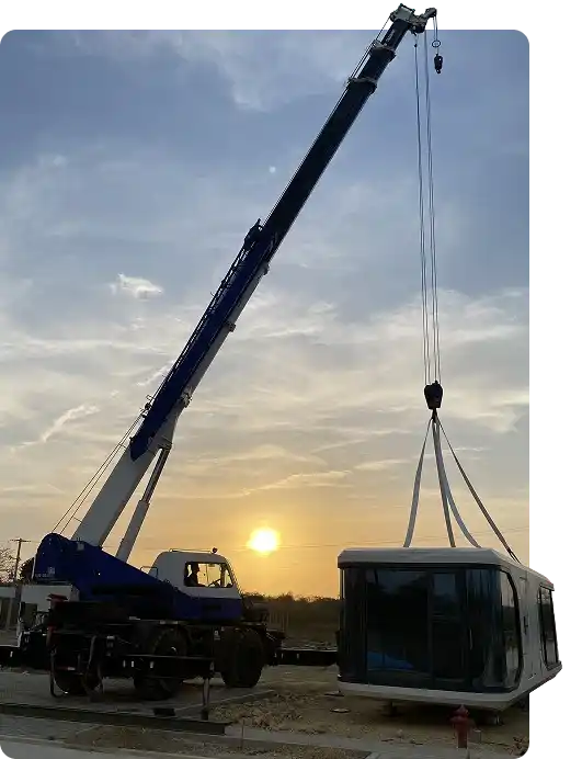 Soluciones de izaje y manejo de cargas con grúas telescópicas, camiones grúa, montacargas y telehandlers, montajes mecánicos y movilización en espacios reducidos